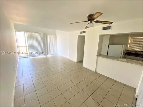 110 Fontainebleau Blvd #404, Miami, FL 33172