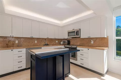 Kitchen - 609 Ocean Dr #2H, Key Biscayne, FL 33149 photo 2 of 4