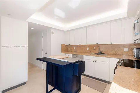 Kitchen - 609 Ocean Dr #2H, Key Biscayne, FL 33149 photo 3 of 4