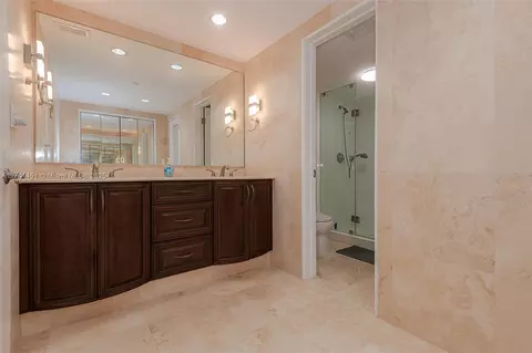 Bath - 609 Ocean Dr #2H, Key Biscayne, FL 33149 photo 2 of 3