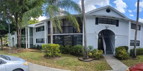 917 NE 199th St #206, Miami, FL 33179