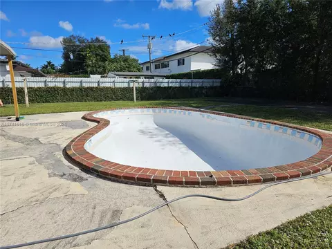 796 W 69th Pl, Hialeah, FL 33014 photo 4