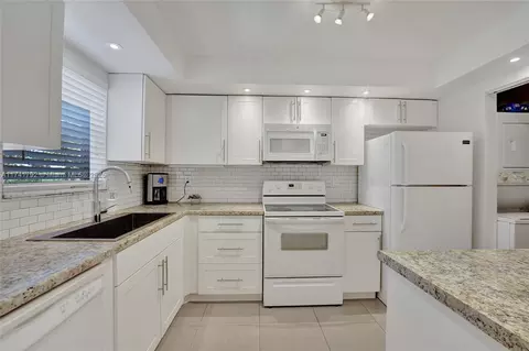 6080 NW 44th St #401, Lauderhill, FL 33319