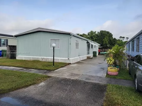 21641 NW 3rd St, Pembroke Pines, FL 33029