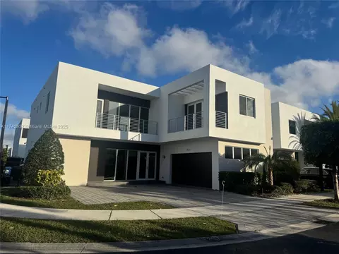 7525 NW 101st Pl, Doral, FL 33178