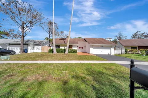 7701 NW 53rd St, Lauderhill, FL 33351