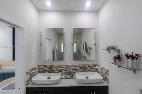 Bath - 7005 W 5th Ave, Hialeah, FL 33014 photo 3 of 3