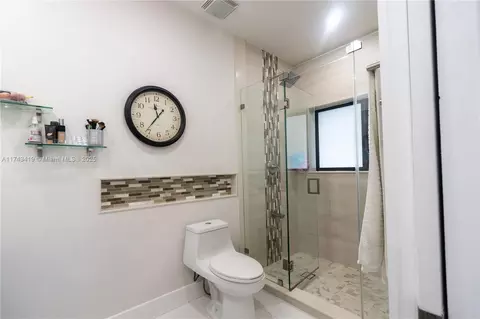 Bath - 7005 W 5th Ave, Hialeah, FL 33014 photo 2 of 3