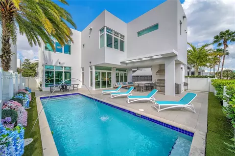 10580 NW 68th Ter, Doral, FL 33178