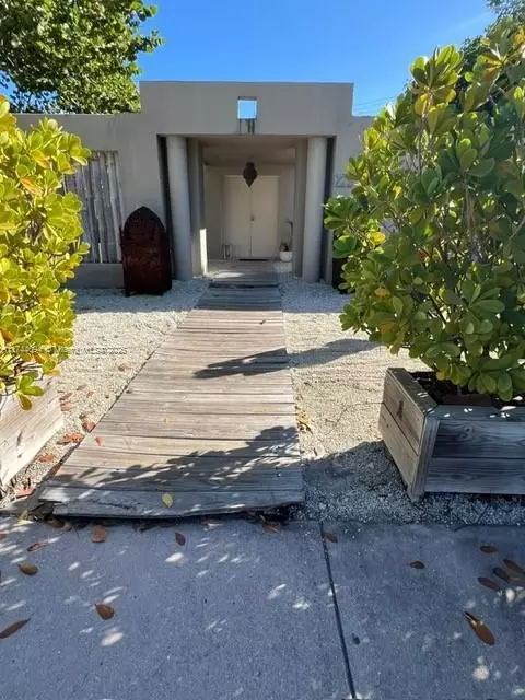 725 Fernwood Rd, Key Biscayne, FL 33149