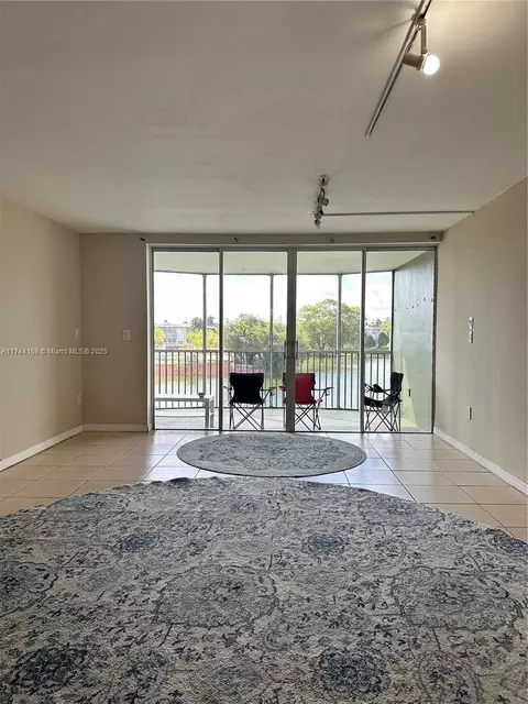 1750 NE 191st St #225-4, Miami, FL 33179