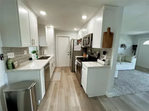 6868 NW 28th St, Sunrise, FL 33313