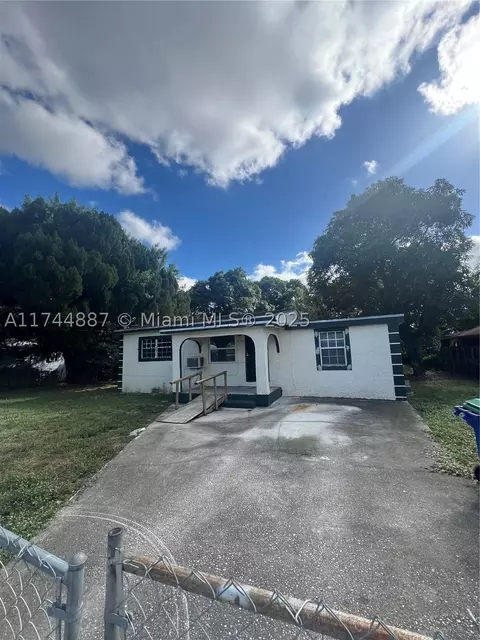 2130 NW 89th St, Miami, FL 33147