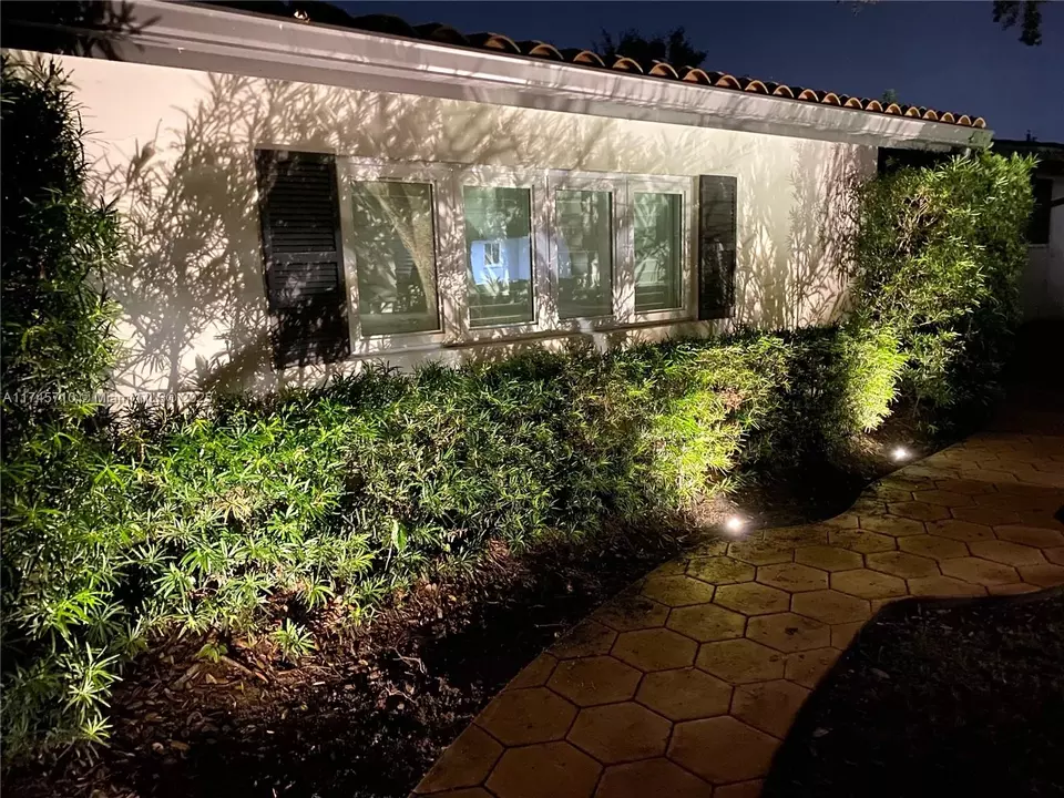 Exterior - 9020 SW 85th Ter, Miami, FL 33173 photo 9 of 10