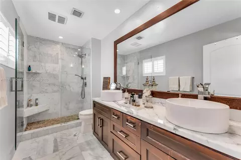Bath - 9020 SW 85th Ter, Miami, FL 33173 photo 1 of 4