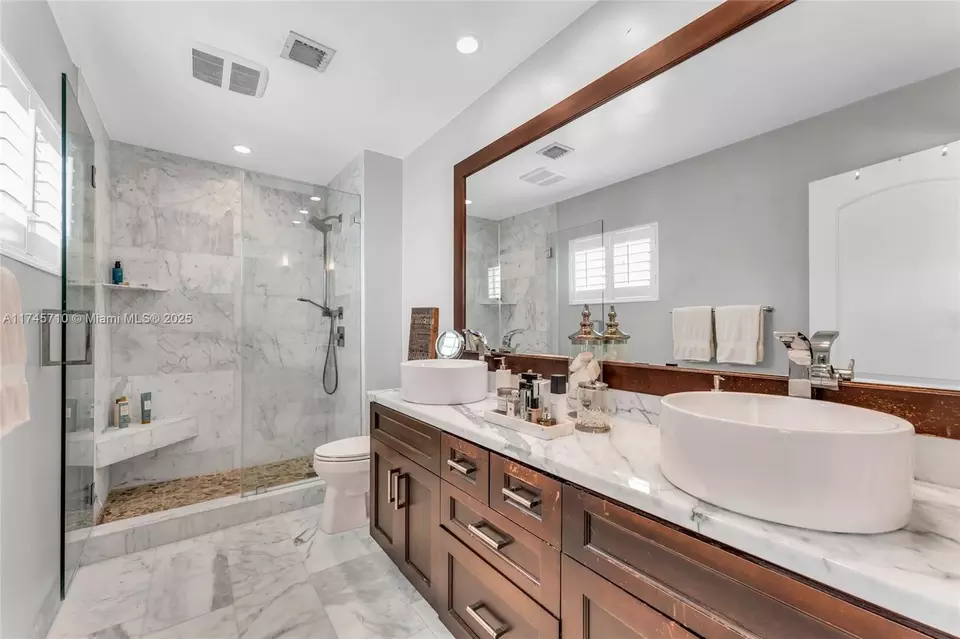 Bath - 9020 SW 85th Ter, Miami, FL 33173 photo 1 of 4