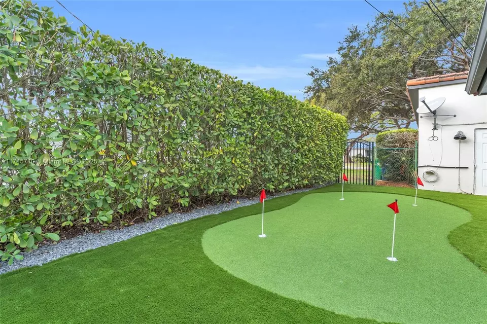 Exterior - 9020 SW 85th Ter, Miami, FL 33173 photo 6 of 10