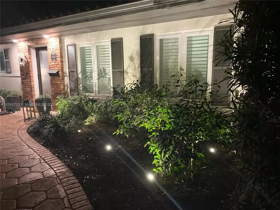 Exterior - 9020 SW 85th Ter, Miami, FL 33173 photo 8 of 10