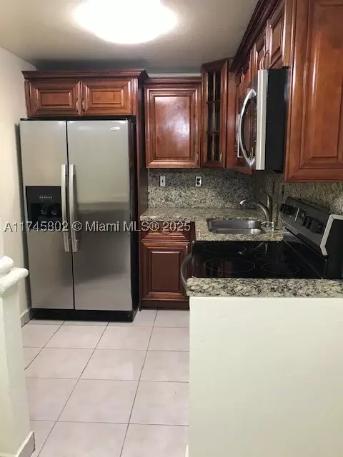 606 W 81st St #206, Hialeah, FL 33014