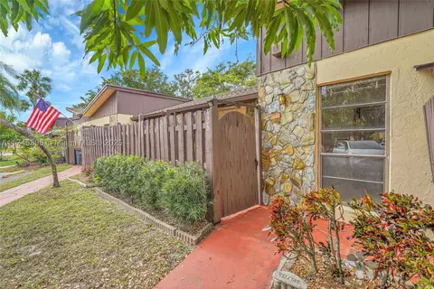428 Briarwood Cir #4-27, Hollywood, FL 33024