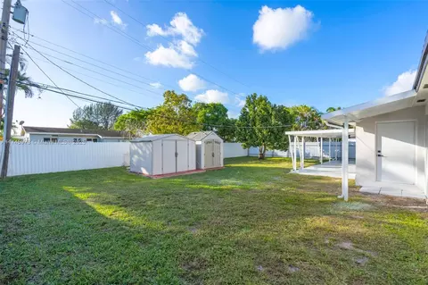 Exterior - 4164 W 6th Ave, Hialeah, FL 33012 photo 5 of 5