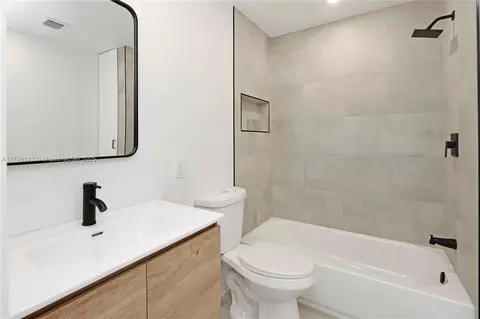 Bath - 720 NE 2nd Pl, Hialeah, FL 33010 photo 2 of 2