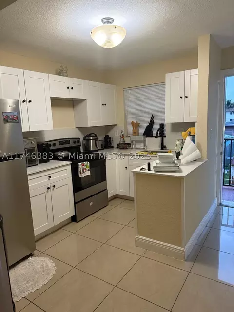 1000 W 28th St #8, Hialeah, FL 33010