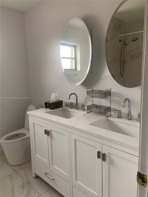 Bath - 806 W 73rd Pl, Hialeah, FL 33014 photo 1 of 1