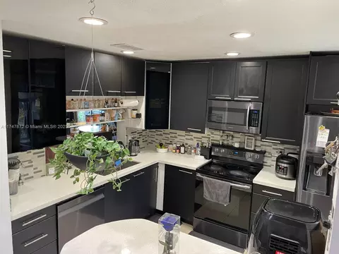 9272 NW 49th Pl, Sunrise, FL 33351