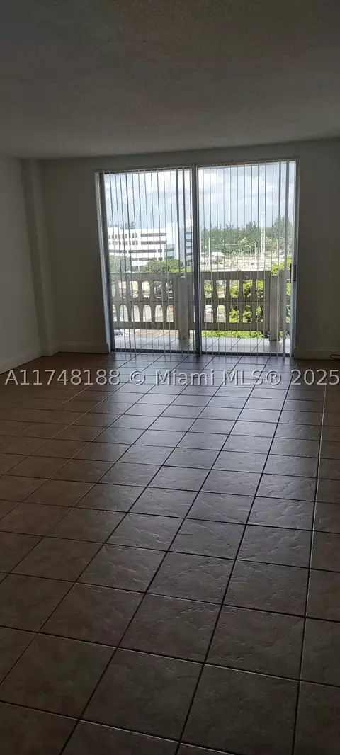 15600 NW 7th Ave #811, Miami, FL 33169