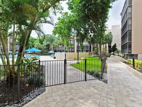 Exterior - 2800 N 46th Ave #A608, Hollywood, FL 33021 photo 3 of 12