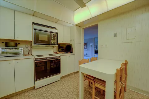 Kitchen - 2800 N 46th Ave #A608, Hollywood, FL 33021 photo 4 of 4