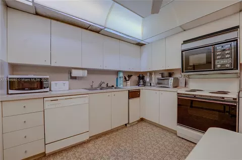 Kitchen - 2800 N 46th Ave #A608, Hollywood, FL 33021 photo 3 of 4