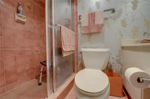 Bath - 2800 N 46th Ave #A608, Hollywood, FL 33021 photo 1 of 10