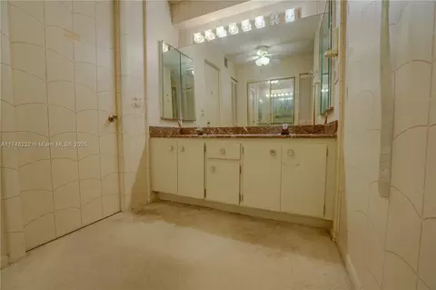 Bath - 2800 N 46th Ave #A608, Hollywood, FL 33021 photo 8 of 10