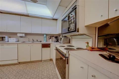 Kitchen - 2800 N 46th Ave #A608, Hollywood, FL 33021 photo 2 of 4