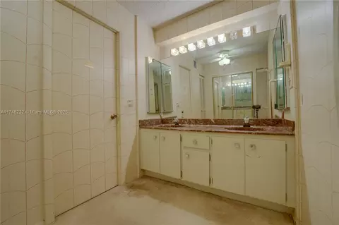 Bath - 2800 N 46th Ave #A608, Hollywood, FL 33021 photo 9 of 10