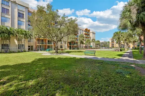 9360 Fontainebleau Blvd #612, Miami, FL 33172