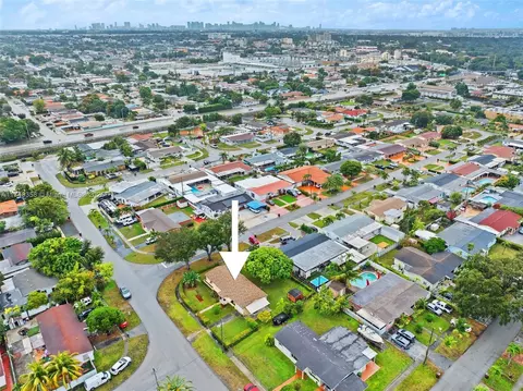 View/Area - 472 W 15th St, Hialeah, FL 33010 photo 2 of 11