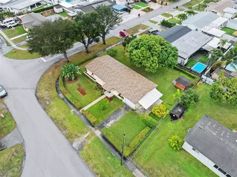 View/Area - 472 W 15th St, Hialeah, FL 33010 photo 4 of 11