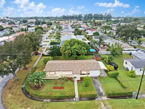View/Area - 472 W 15th St, Hialeah, FL 33010 photo 3 of 11