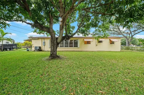 Exterior - 472 W 15th St, Hialeah, FL 33010 photo 3 of 5