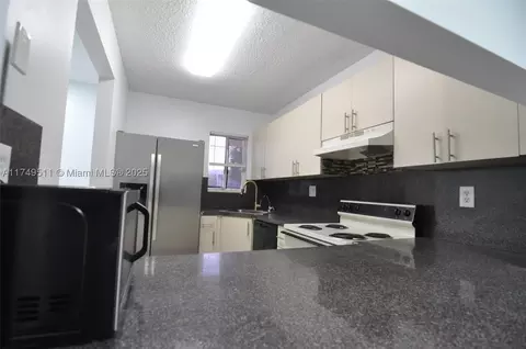 2740 W 76th St #206, Hialeah, FL 33016