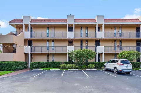 5711 Coral Lake Dr #111, Margate, FL 33063