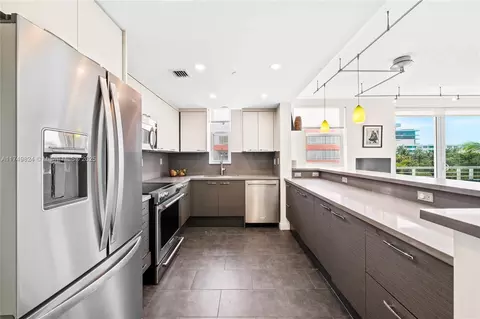 Kitchen - 200 Ocean Dr #5D, Miami Beach, FL 33139 photo 2 of 3