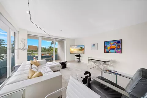 Living - 200 Ocean Dr #5D, Miami Beach, FL 33139 photo 2 of 3