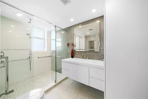 Bath - 200 Ocean Dr #5D, Miami Beach, FL 33139 photo 1 of 2
