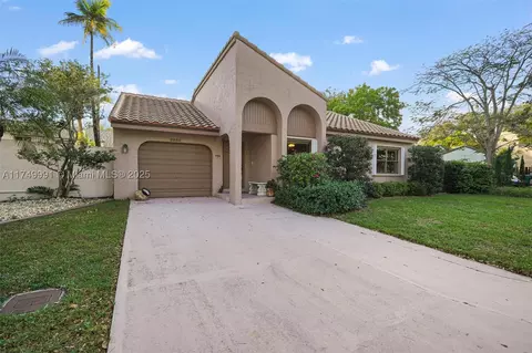 2880 Azalea Dr, Hollywood, FL 33026