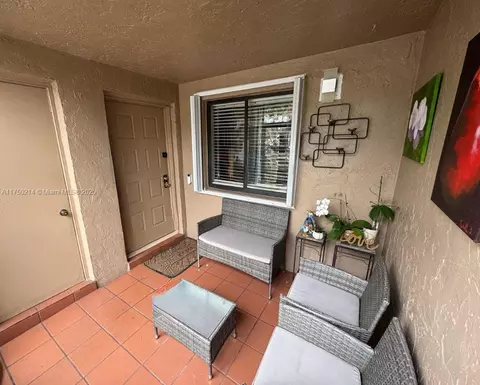 435 Lakeview Dr #104, Weston, FL 33326