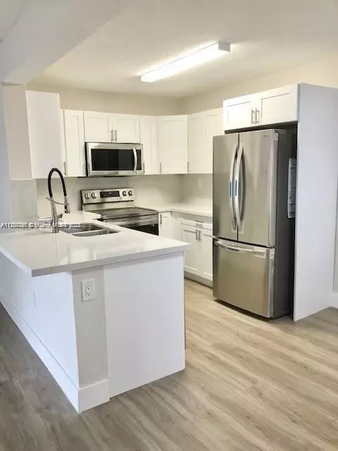 251 W Palm Cir W #202, Pembroke Pines, FL 33025